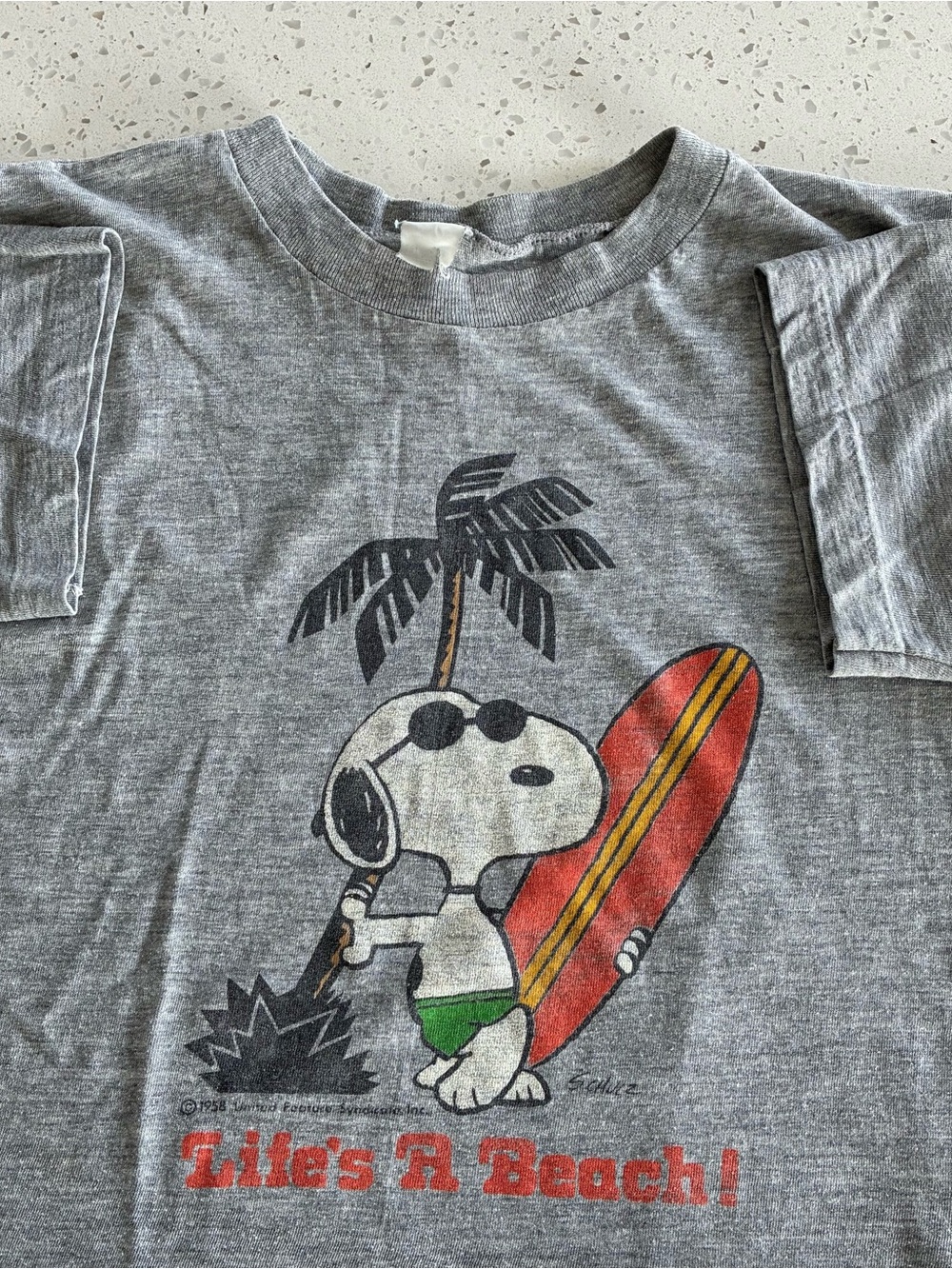 A1 - VINTAGE 80s SNOOPY SURFING LIFES A BEACH PEANUTS CARTOON CROPPED T SHIRT